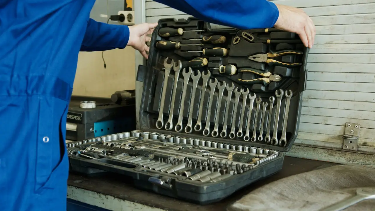 Experienced Emergency Locksmith Services professional